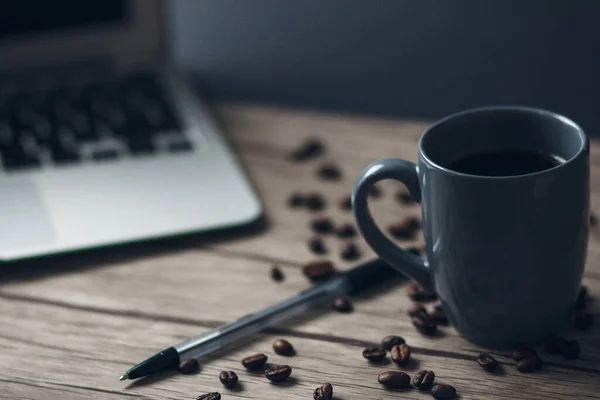 Mise Point Sélective Ordinateur Portable Stylo Une Tasse Café Chaud — Photo