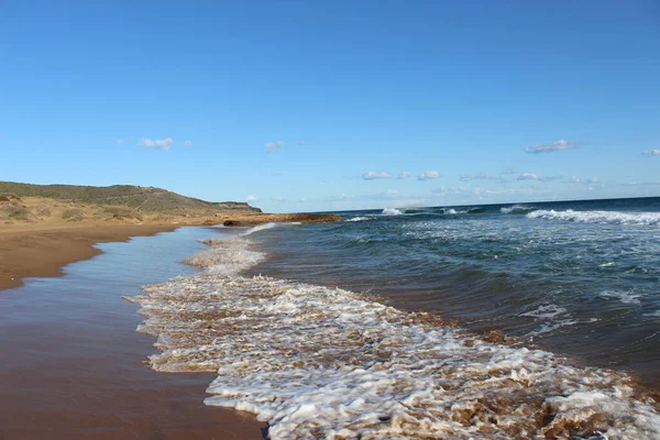 Uma Praia Areia Calblanque Fundo Céu Azul — Fotografia de Stock