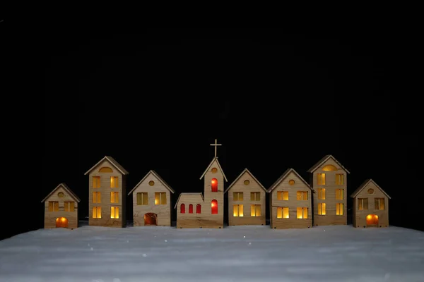 Tiro Isolado Das Pequenas Casas Brinquedo Uma Igreja Feita Madeira — Fotografia de Stock