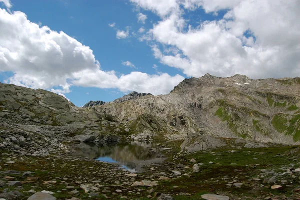 Una Hermosa Toma Pequeño Lago Las Montañas Rocosas Bajo Cielo — Foto de Stock