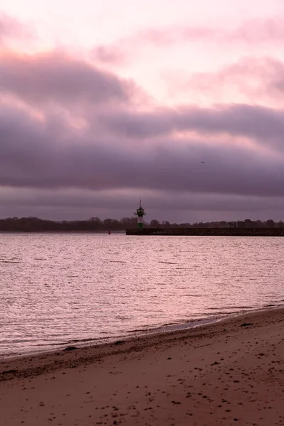 Uma Bela Vista Céu Pôr Sol Refletindo Mar Com Farol — Fotografia de Stock