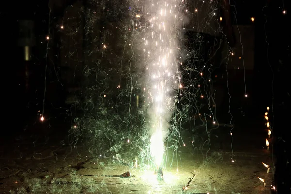 Une Vue Flux Feux Artifice Fontaine Isolé Sur Fond Sombre — Photo