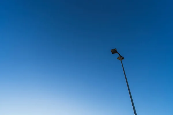 蓝天背景的路灯 — 图库照片