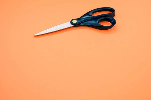 Černé Nůžky Izolované Oranžovém Pozadí — Stock fotografie