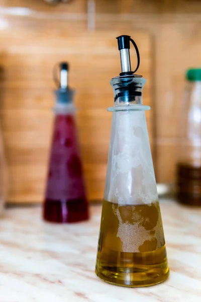 Een Verticaal Shot Van Voedsel Sauzen Glazen Flessen Tafel — Stockfoto
