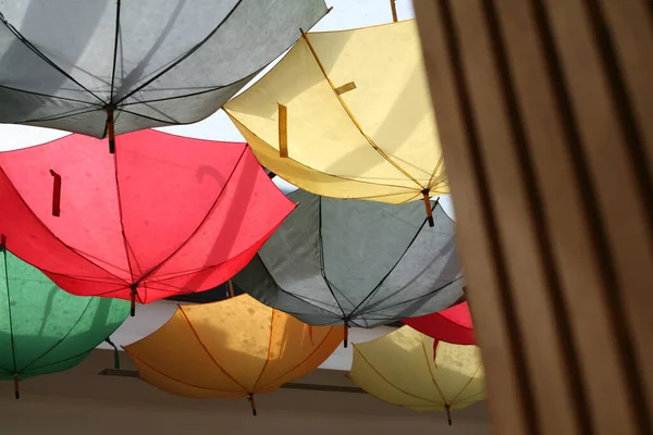 Een Close Shot Van Kleurrijke Opknoping Paraplu — Stockfoto