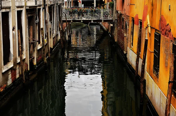 Venice Italy Feb 2016 베네치아 운하의 전형적 운하이며 양쪽에 베네치아 — 스톡 사진