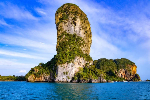 Όμορφο Τοπίο Των Σπηλαίων Ασβεστόλιθου Στη Θάλασσα Την Ταϊλάνδη — Φωτογραφία Αρχείου