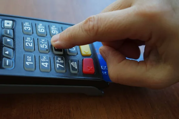 Zdjęcie Bliska Dłoni Mężczyzny Wpisującej Kod Pin Karty Kredytowej Terminalu — Zdjęcie stockowe