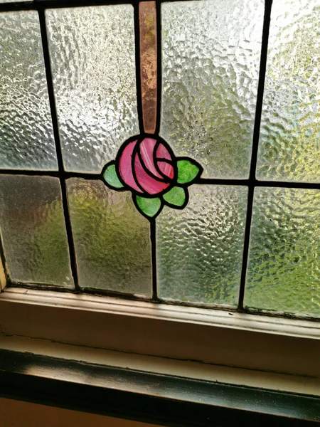 中央に描かれた花が描かれたガラス窓のクローズアップ — ストック写真