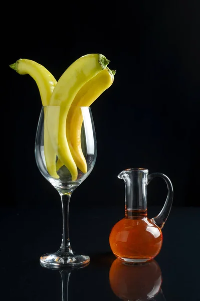 Вертикальний Знімок Олії Гострих Перців Склянці — стокове фото