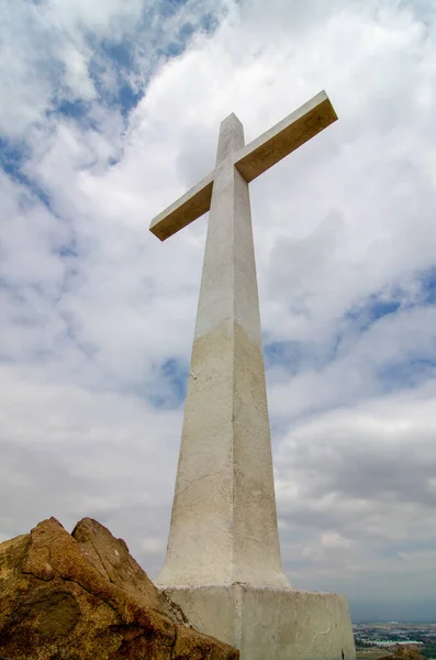 Uma Cruz Pedra Alta Topo Uma Colina Rochosa Monte Rubidoux — Fotografia de Stock