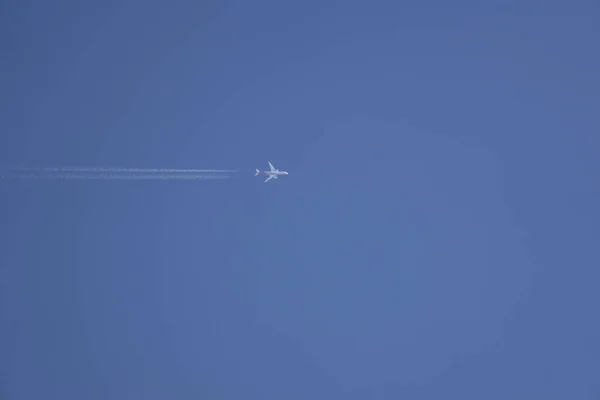 Avión Volando Cielo Con Largo Rastro Blanco — Foto de Stock