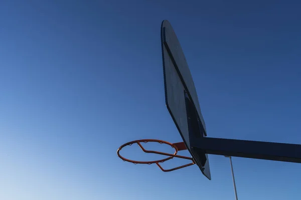 Tiro Bajo Ángulo Aro Baloncesto Sin Red — Foto de Stock