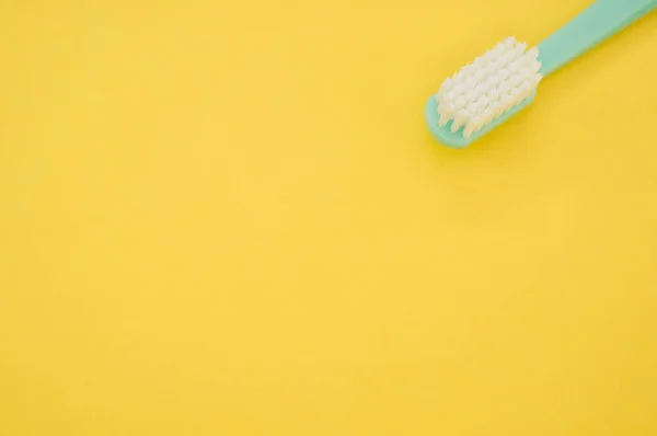 Tyrkysový Zubní Kartáček Žlutém Povrchu Pro Kopírovací Prostor — Stock fotografie