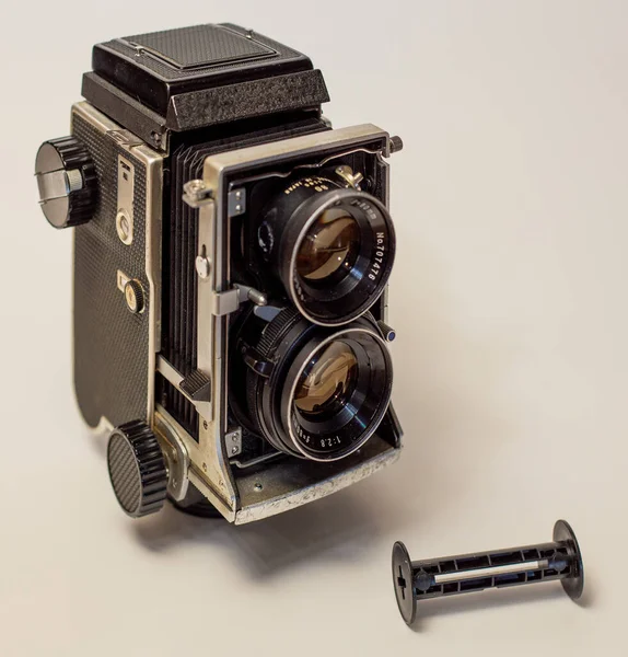 Eine Alte Twin Lens Spiegelreflexkamera Isoliert Auf Weißem Hintergrund — Stockfoto