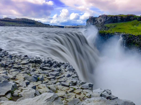 冰岛的戈达福斯瀑布 长期暴露在多云的天空中 — 图库照片