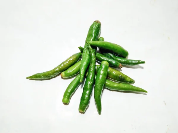 Tiro Aislado Algunos Pimientos Verdes Picantes Sobre Fondo Blanco — Foto de Stock