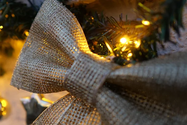 Κοντινό Πλάνο Διακοσμητικής Χρυσής Κορδέλας Χριστουγεννιάτικο Δέντρο — Φωτογραφία Αρχείου