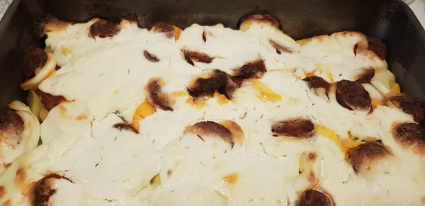 一公尺传统的匈牙利菜 Rakott Krumpli 层次分明的土豆砂锅 — 图库照片