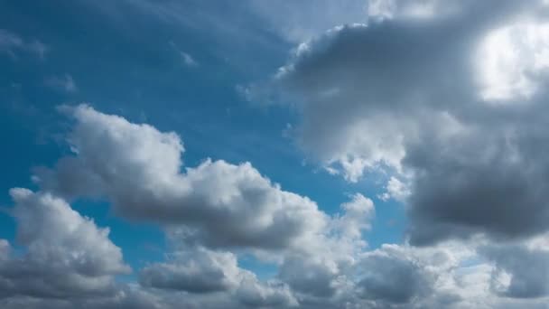 Vista Nubes Blancas Esponjosas Sobre Fondo Azul Del Cielo — Vídeo de stock