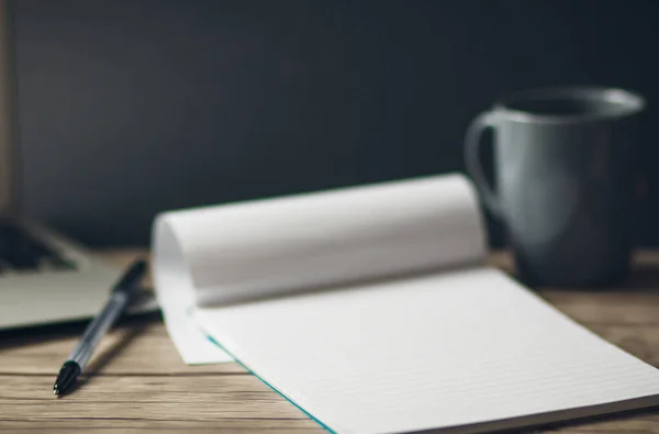 Eine Selektive Fokusaufnahme Von Laptop Notizblock Stift Und Einer Tasse — Stockfoto