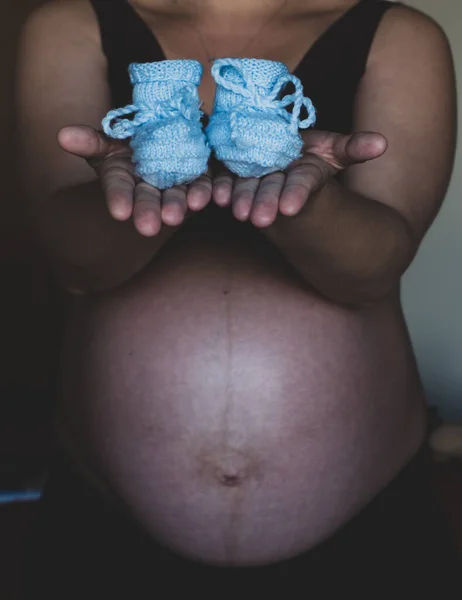 Vertical Shot Caucasian Pregnant Woman Holding Blue Baby Shoes Indoors — Stock Photo, Image