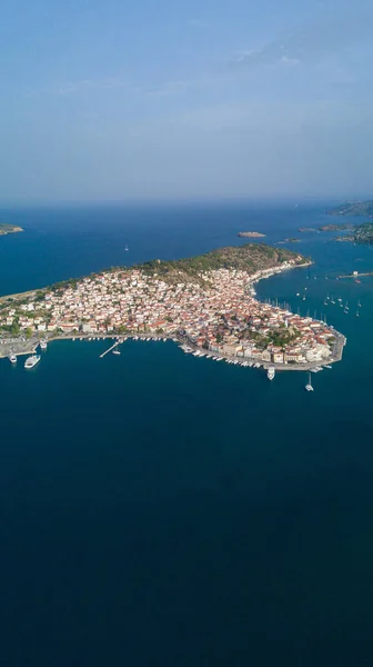 Gündüz Vakti Yunanistan Daki Poros Adasının Dikey Görüntüsü — Stok fotoğraf