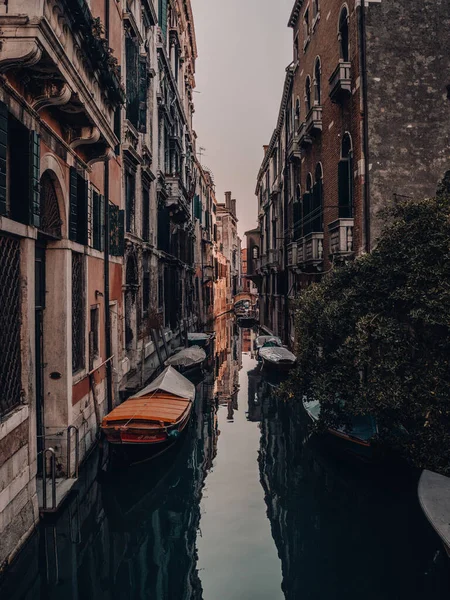 Tiro Vertical Canal Entre Edifícios Veneza — Fotografia de Stock