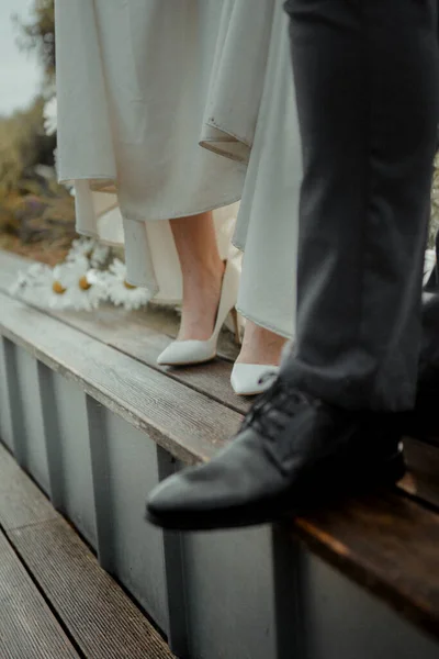 Primer Plano Los Zapatos Novia Novio Una Boda Estilo Rústico —  Fotos de Stock