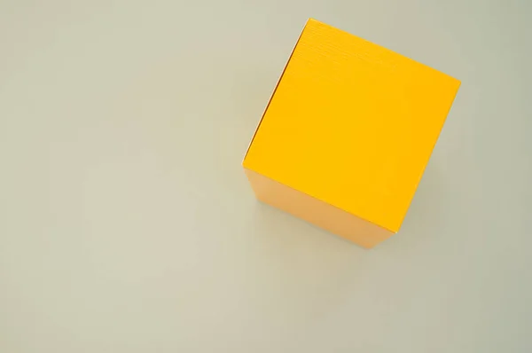Cubo Papel Amarillo Aislado Sobre Fondo Gris — Foto de Stock