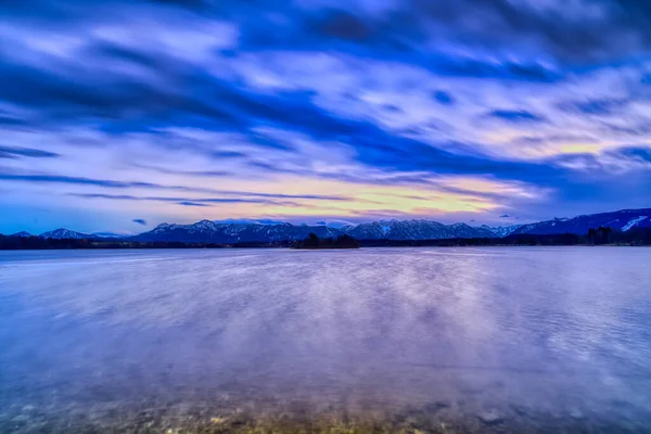 Eine Fantastische Aufnahme Einer Ruhigen See Auf Gefrorenem Berg Und — Stockfoto