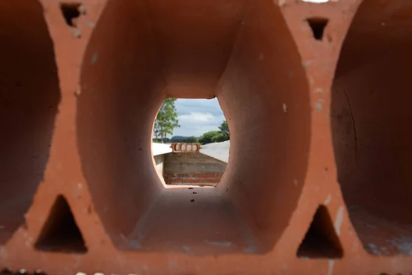 Uma Pedra Tijolo Oca Perfurada Com Vista Para Canteiro Obras — Fotografia de Stock