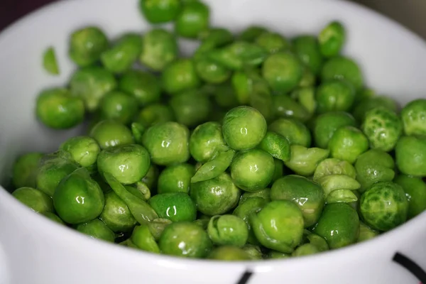 白碗中绿豆的选择性聚焦镜头 — 图库照片