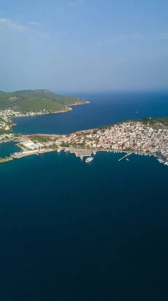 Μια Κάθετη Εναέρια Λήψη Του Πανέμορφου Νησιού Πόρος Στην Ελλάδα — Φωτογραφία Αρχείου