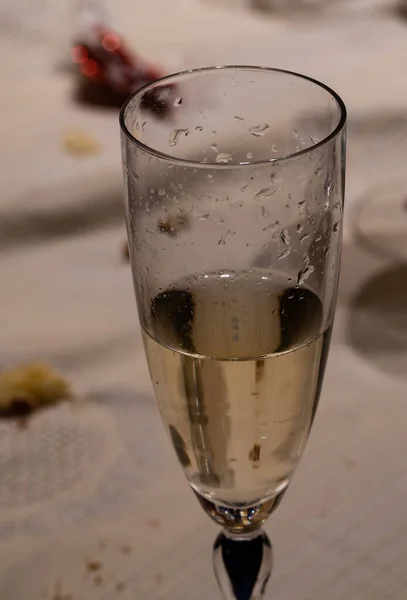 一杯香槟的垂直镜头 — 图库照片