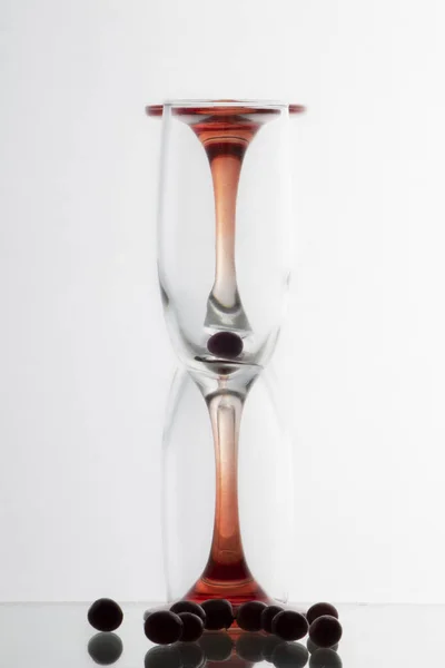 两个香槟酒杯的垂直镜头 — 图库照片