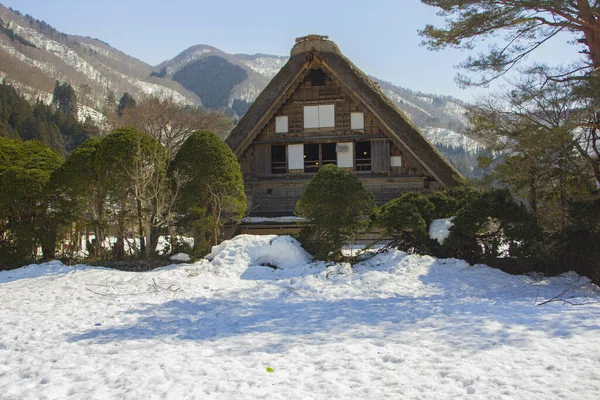 日本白川的一座农村房屋和雪地的特写镜头 — 图库照片