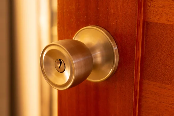 木製のドアにロック付きの丸いドアノブの閉鎖 — ストック写真