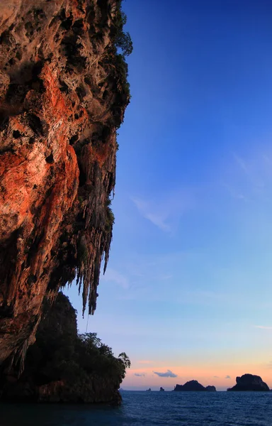 Vertikální Záběr Skalnatý Útes Railay Beach Thajsku Během Krásného Západu — Stock fotografie