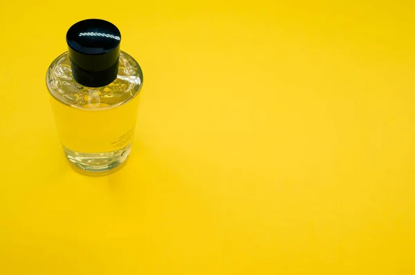 Flaska Flytande Tvål Isolerad Gul Bakgrund — Stockfoto