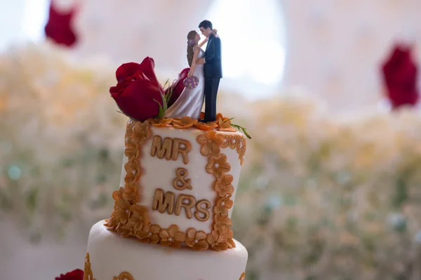 Неглубокий Снимок Свадебного Торта Фигурками Жениха Невесты — стоковое фото
