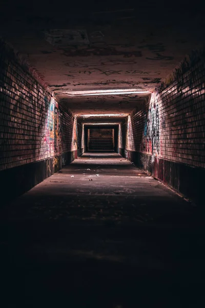 Eine Vertikale Aufnahme Eines Alten Leeren Unterirdischen Korridortunnels Einer Urbanen — Stockfoto