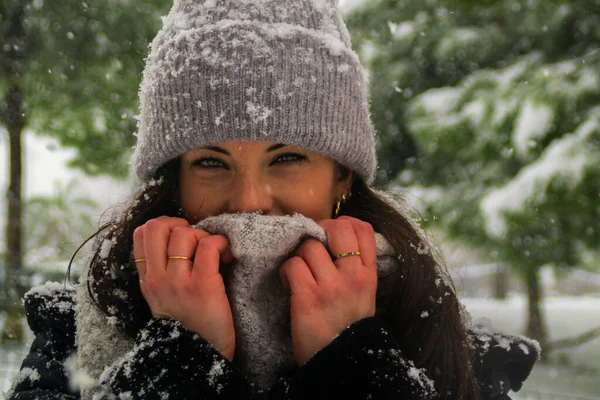 Una Joven Mujer Caucásica Con Hermosos Ojos Sonriendo Detrás Bufanda —  Fotos de Stock