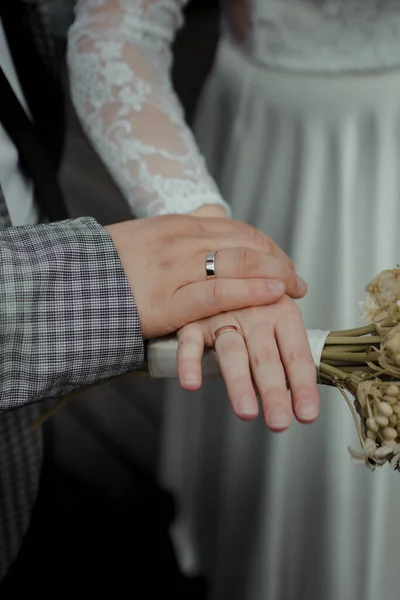 Primer Plano Los Anillos Boda Una Novia Novio Manos — Foto de Stock