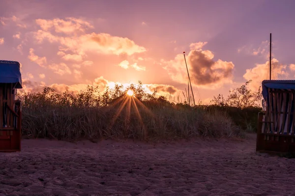 Два Бесчисленных Стула Пляже Красивым Закатным Небом — стоковое фото