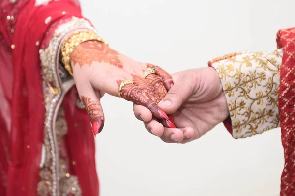 Bruidegom Houdt Handen Vast Van Een Bruid Met Mehndi Bruidstekening — Stockfoto