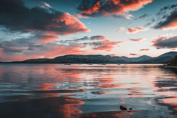 Eine Faszinierende Landschaft Mit Einem See Unter Einem Bewölkten Himmel — Stockfoto
