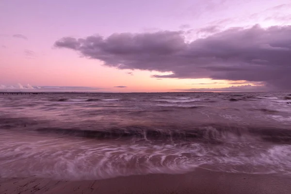 Krásný Přímořský Plášť Při Purpurovém Západu Slunce Večer — Stock fotografie