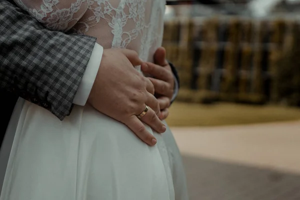 Una Scena Toccante Uno Sposo Che Tiene Sposa Elegante Abito — Foto Stock